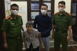 Công an Hà Nội giúp đỡ cụ bà đi lạc trong đêm mưa