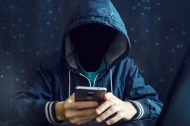 Nghe cuộc điện thoại lạ, người phụ nữ "bay" mất gần 7 tỷ đồng 