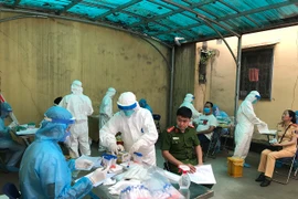 [Ảnh]: Hơn 1.000 cán bộ Công an Hà Nội lấy mẫu PCR xét nghiệm Covid