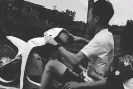 ‘Bốc đầu’ xe máy rồi quay clip đăng lên mạng, nam thanh niên bị phạt
