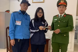 Nữ sinh Đại học Kinh tế quốc dân bất ngờ nhận lại chiếc điện thoại đánh rơi