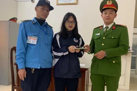 Nữ sinh Đại học Kinh tế quốc dân bất ngờ nhận lại chiếc điện thoại đánh rơi