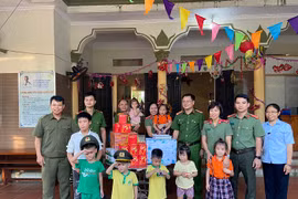 Mang Trung thu đến với những em nhỏ thiệt thòi