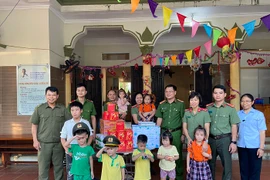 Mang Trung thu đến với những em nhỏ thiệt thòi