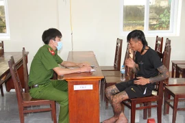 Khống chế đối tượng 'ngáo đá' dùng súng dọa giết vợ, con