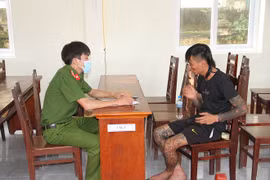 Khống chế đối tượng 'ngáo đá' dùng súng dọa giết vợ, con