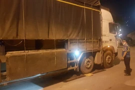 Thanh tra giao thông phát hiện xe ôtô vi phạm trọng tải 'khủng'