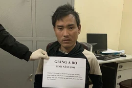 Gã đàn ông vội vã ném gói hàng vào rừng khi thấy lực lượng công an