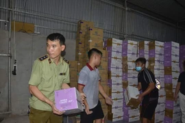 [Clip] Cận cảnh kho hàng 'khủng' chứa hơn 10.000 chai sữa chua nhập lậu