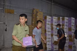 [Clip] Cận cảnh kho hàng 'khủng' chứa hơn 10.000 chai sữa chua nhập lậu