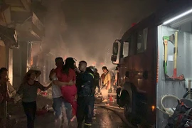 [Clip] Cảnh sát và người dân giải cứu nhiều người lớn trẻ em mắc kẹt trong vụ cháy cửa hàng gas