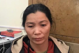 Nữ quái giấu ma túy trong túi áo khoác