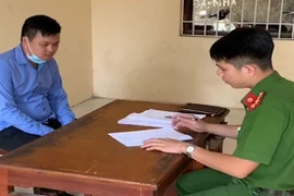 Bắt đối tượng chuyên làm giả từ bằng lái xe...đến sổ 'đỏ'