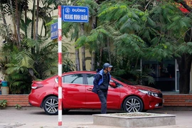 Gã đàn ông ngoại quốc say rượu tấn công Cảnh sát