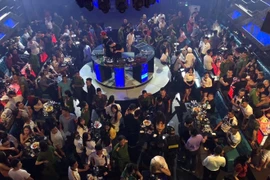 Bắt quả tang 48 nam nữ 'bay lắc' trong quán bar