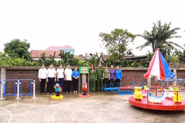 Công an quận Long Biên xây dựng sân chơi thiếu nhi cho trẻ em khó khăn