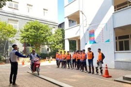 Hướng dẫn kỹ năng lái xe an toàn cho sinh viên Trường Đại học Kiểm sát Hà Nội