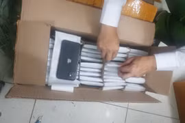 Bí mật 3 kiện hàng quấn băng dính đỏ trên chuyến bay về Hà Nội