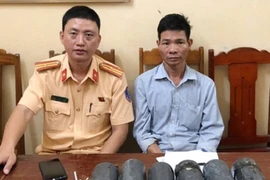 Bắt đối tượng 'ôm' 12kg thuốc nổ lên xe khách