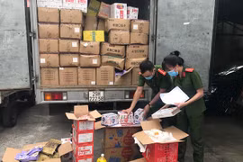 Chặn bắt một xe ô tô tải chở bánh trung thu 'trứng chảy' không rõ nguồn gốc