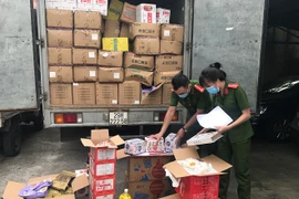 Chặn bắt một xe ô tô tải chở bánh trung thu 'trứng chảy' không rõ nguồn gốc