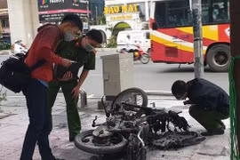 Chiếc xe máy cháy rụi trên đường Nguyễn Trãi