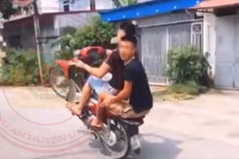 Xử phạt 2 nam thanh niên ‘bốc đầu’ xe máy