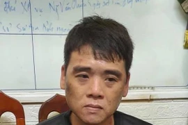 Biểu hiện lạ của gã đàn ông dắt bộ xe máy lúc rạng sáng