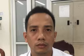 Bị dừng xe xử lý vượt đèn đỏ, nam tài xế tấn công Cảnh sát giao thông