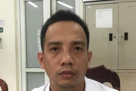 Bị dừng xe xử lý vượt đèn đỏ, nam tài xế tấn công Cảnh sát giao thông