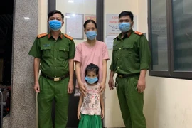 Giúp bé gái đi lạc đoàn tụ gia đình trong ngày Quốc khánh