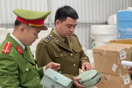 Phát hiện xe container chở hàng hóa nghi nhập lậu trị giá 3 tỷ đồng