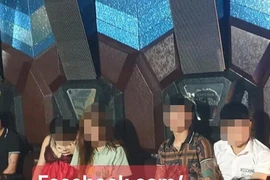 Bất chấp lệnh cấm, 12 nam nữ 'bay lắc' trong quán karaoke Đồng Quê 2
