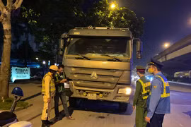 Chặn giữ 5 xe 'khủng long' chở đất đá 