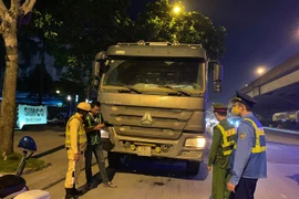 Chặn giữ 5 xe 'khủng long' chở đất đá 