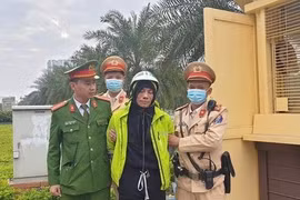 Cảnh sát giao thông bắt 'nóng' tên cướp điện thoại mang theo hung khí 