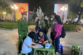 Xử phạt các trường hợp không đeo khẩu trang khi vào phố đi bộ Hoàn Kiếm