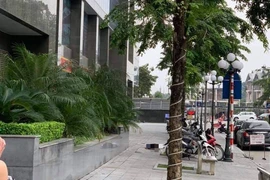 Một phụ nữ rơi từ tầng cao chung cư xuống đất tử vong