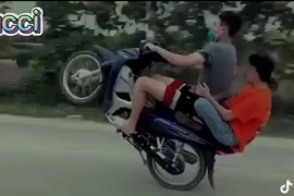 Khoe clip 'bốc đầu' xe máy lên mạng xã hội, nam thanh niên bị phạt hơn 4 triệu đồng