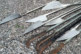 Phát hiện nhiều phụ kiện lắp súng, đạn và vũ khí trong khu lán tạm