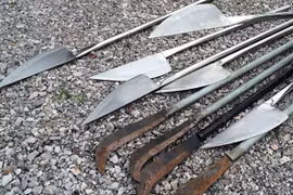 Phát hiện nhiều phụ kiện lắp súng, đạn và vũ khí trong khu lán tạm