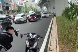Cơ quan công an điều tra vụ đập xe máy của người đi đường trên phố Trường Chinh