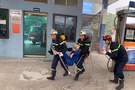 Cứu nhân viên mắc kẹt trong đám cháy giả định tại cây xăng CTM -GGE