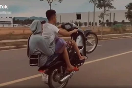 Khoe clip 'bốc đầu' xe lên mạng, nam thanh niên bị phạt hơn 4 triệu đồng