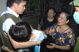 Công an giải cứu bé gái bị bố đẻ bạo hành