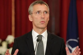 NATO: Nga tăng cường cung cấp vũ khí hạng nặng sang Ukraine