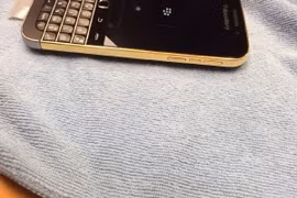 BlackBerry Classic mạ vàng 24K đầu tiên