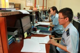 Tỷ lệ doanh nghiệp phải "lót tay" cho hải quan tăng