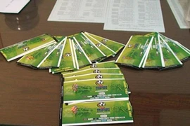 Bắt giữ 5 "cò" vé bóng đá 