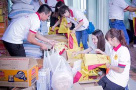 Mang trung thu đến với những trẻ em cơ nhỡ